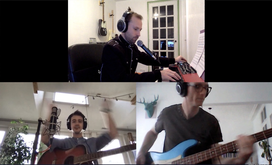 Image de trois musiciens en train de répéter par visioconférence.